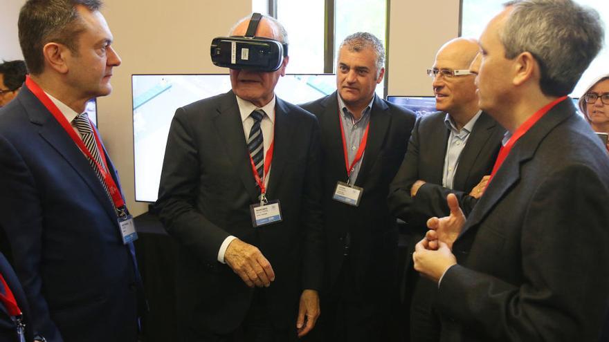 El alcalde, con unas gafas de realidad virtual, junto a Javier Carnero y otras autoridades.