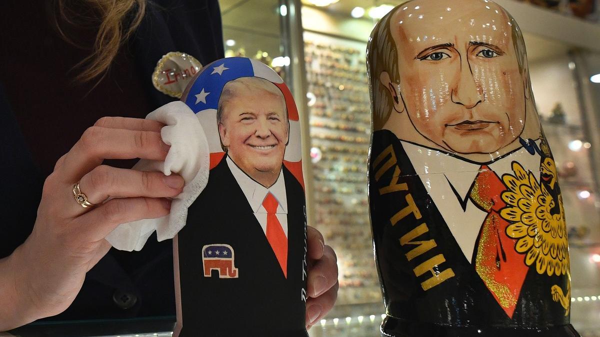 La empleada de una tienda de 'souvenirs' de Moscú saca brillo a las matrioskas de Trump y Putin, a cuatro días de la investidura del primero como presidente de EEUU.