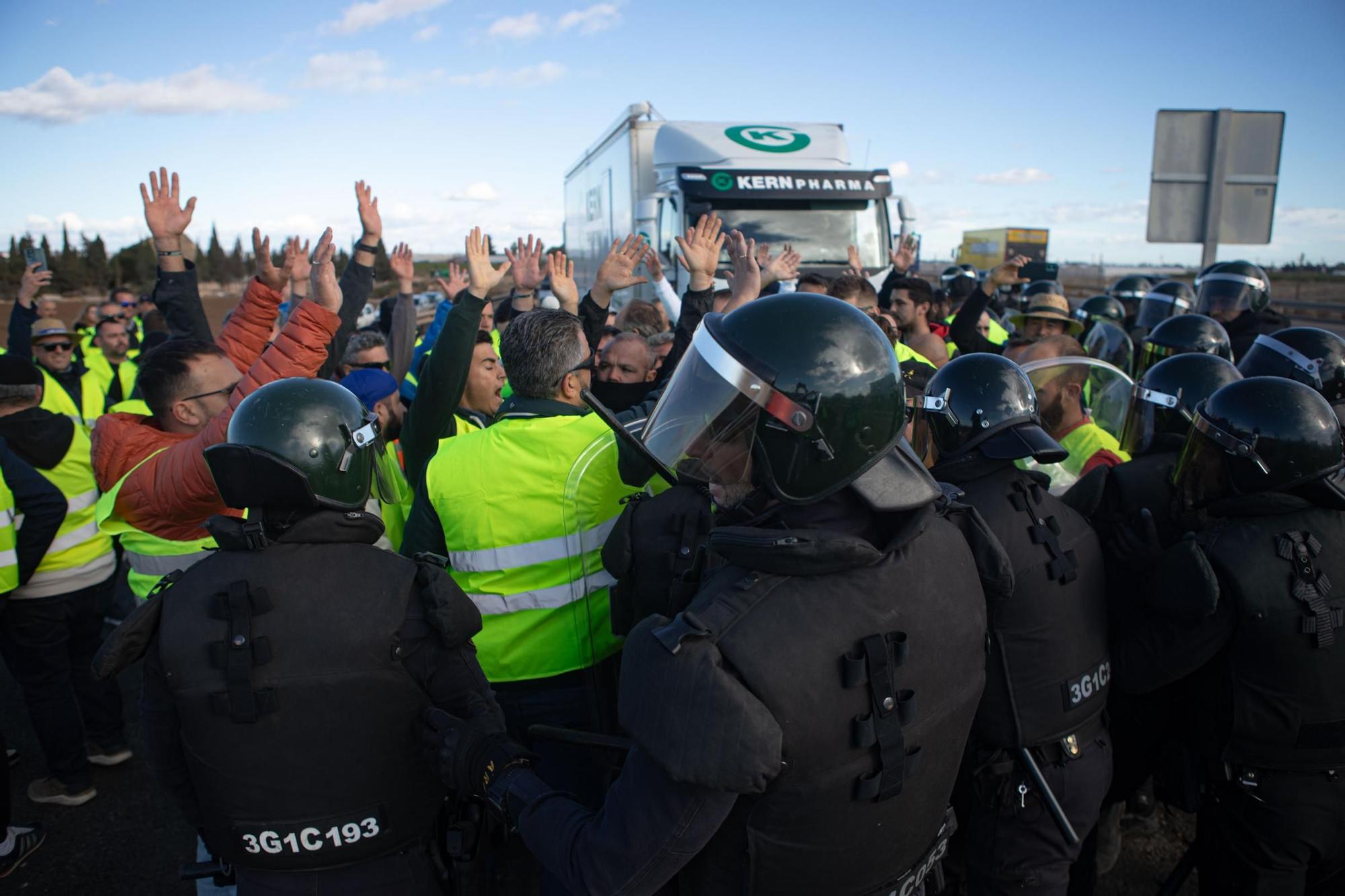 FOTOS: Las protestas de los agricultores desalojados de la AP-7 entre San Javier y Los Alcázares, en imágenes