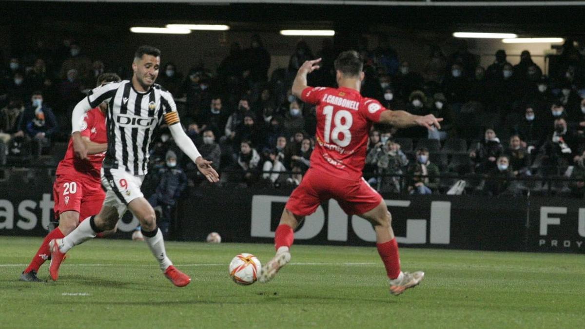 Imagen del gol anulado a David Cubillas y tarjeta amarilla al capitán albinegro por marcar, según el colegiado, con la ayuda del brazo.