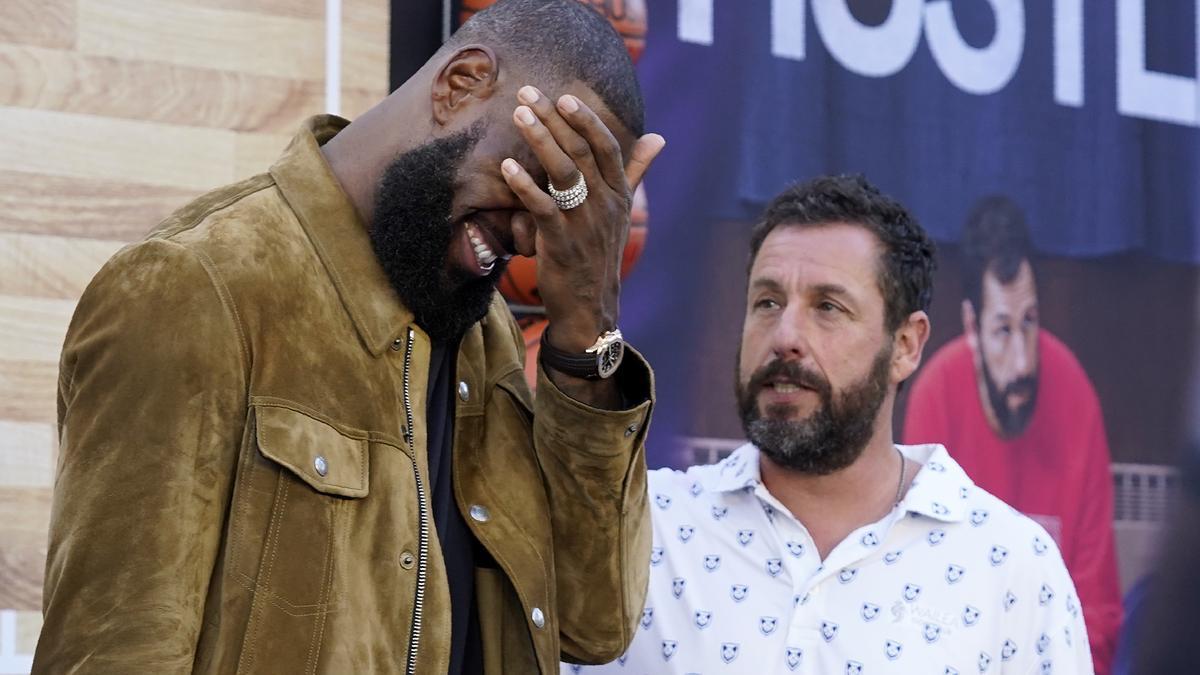 NBA-Basketballspieler LeBron James (l) einer der Produzenten des Netflix-Films «Hustle», lacht gemeinsam mit Darsteller und Produzent Adam Sandler bei der Premiere des Films im Regency Village Theatre in Los Angeles.