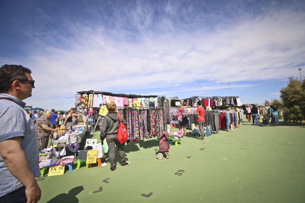 El nuevo recinto para el mercadillo de Torrevieja de los viernes se estrenó con una gran afluencia de usuarios, lo que provocó problemas de tráfico y falta de autobuses de transporte.