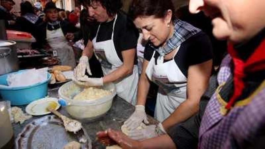 Mujeres elaborando productos el día de la matanza.