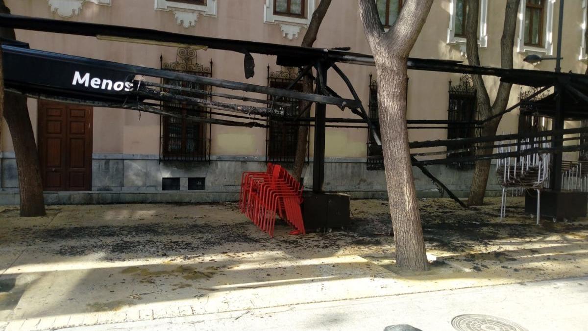 El fuego calcina la terraza del bar Menos Quarto en Murcia