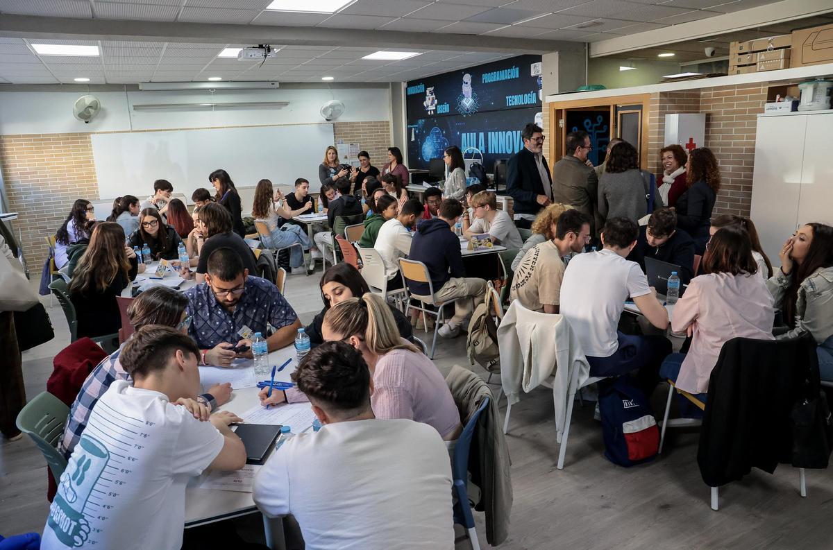 Alumnos de FP en unas jornadas con profesores de la provincia en el IES Doctor Balmis
