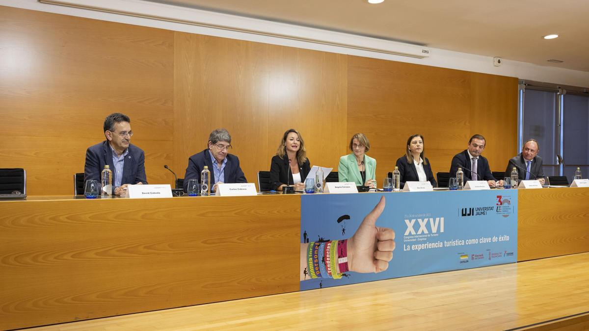 David Cabedo, Carlos Cabrera, Begoña Carrasco, Eva Alcón, Cristina Moreno, Andrés Martínez y Rafael Lapiedra durante el acto de apertura del congreso.