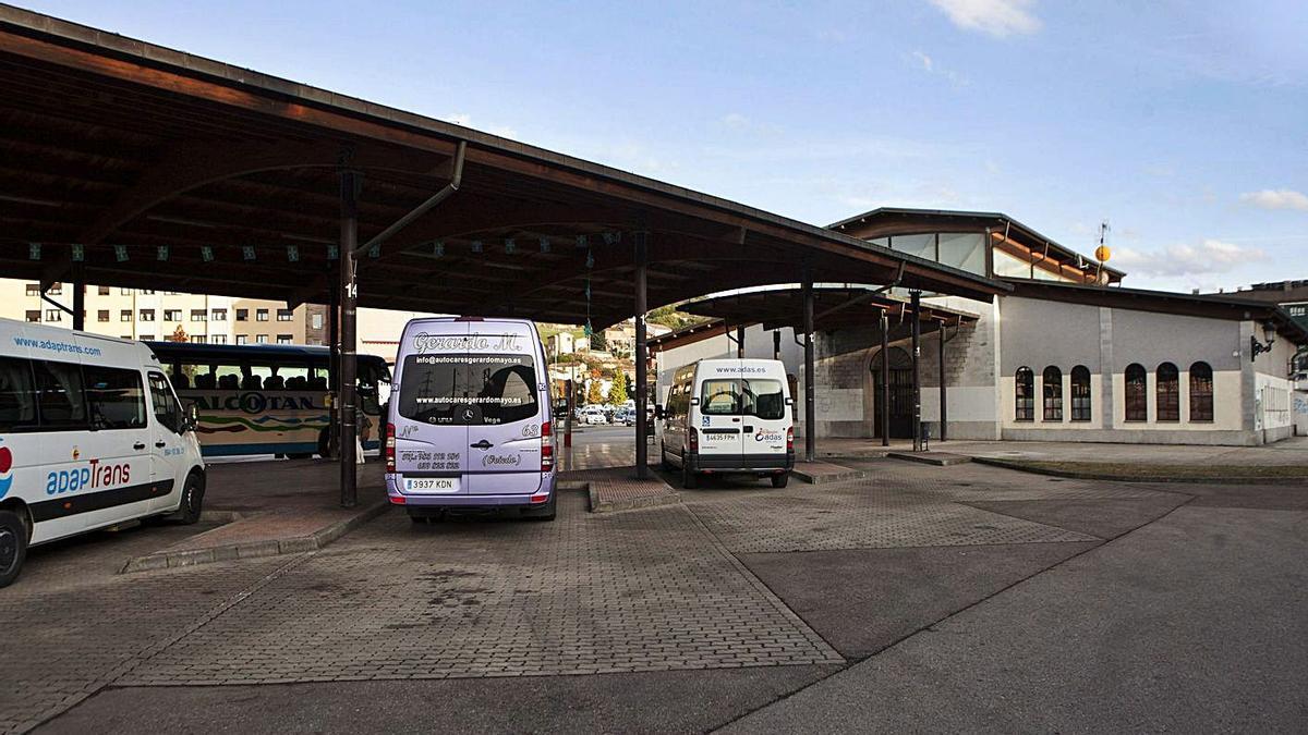 Autobuses aparcados, con el edificio de la estación al fondo. | Fernando Rodríguez