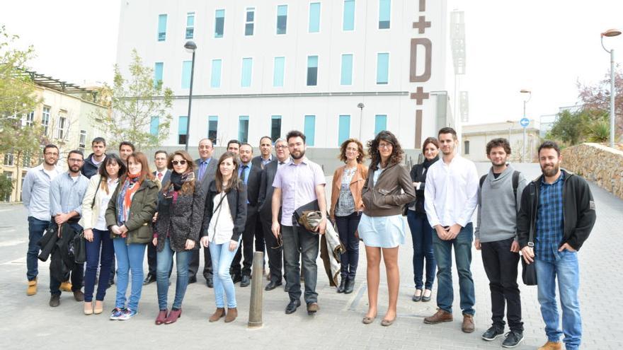 Representantes de Hidrogea y la UPCT, junto a los estudiantes seleccionados.