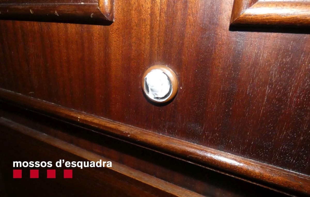 Algunos cacos ponen pasta de dientes en la mirilla para evitar que vean como fuerzan cerraduras