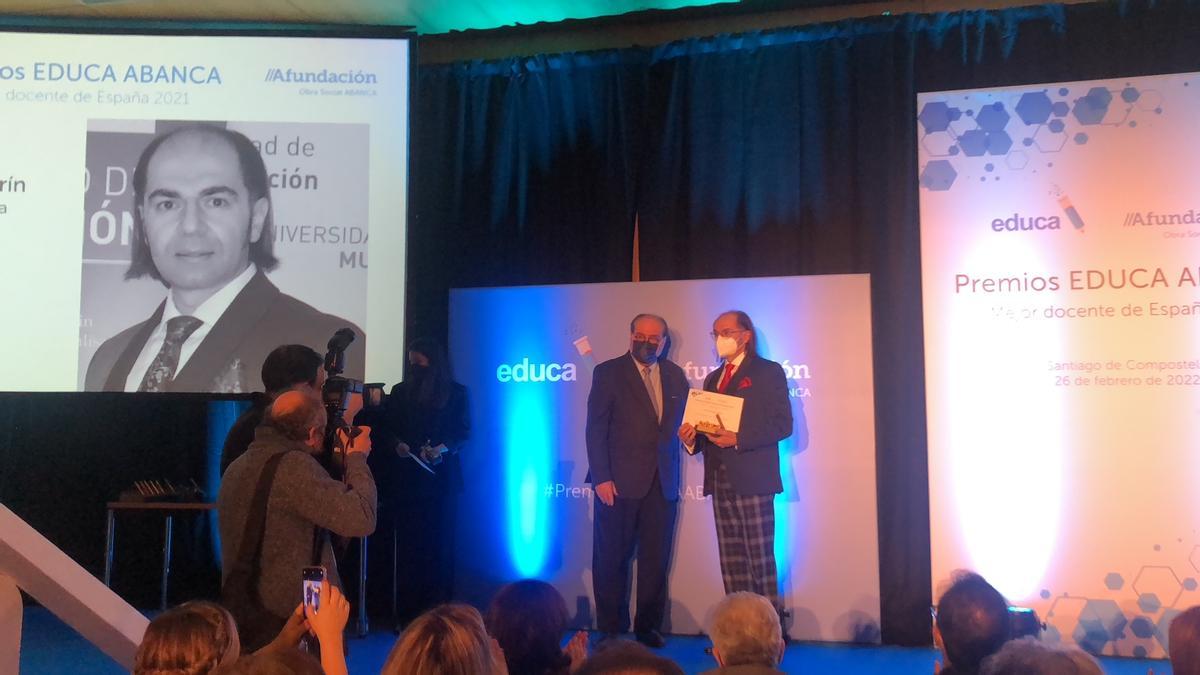 Jesús Molina, profesor de Educación de la UMU, recibe el diploma como finalista del premio Educa Abanca al Mejor Docente de Universidad