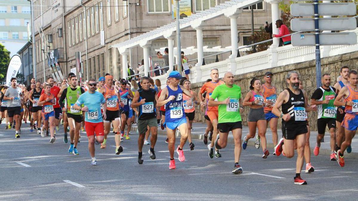 Los corredores atravesando el barrio de A Ponte. |  // IÑAKI OSORIO