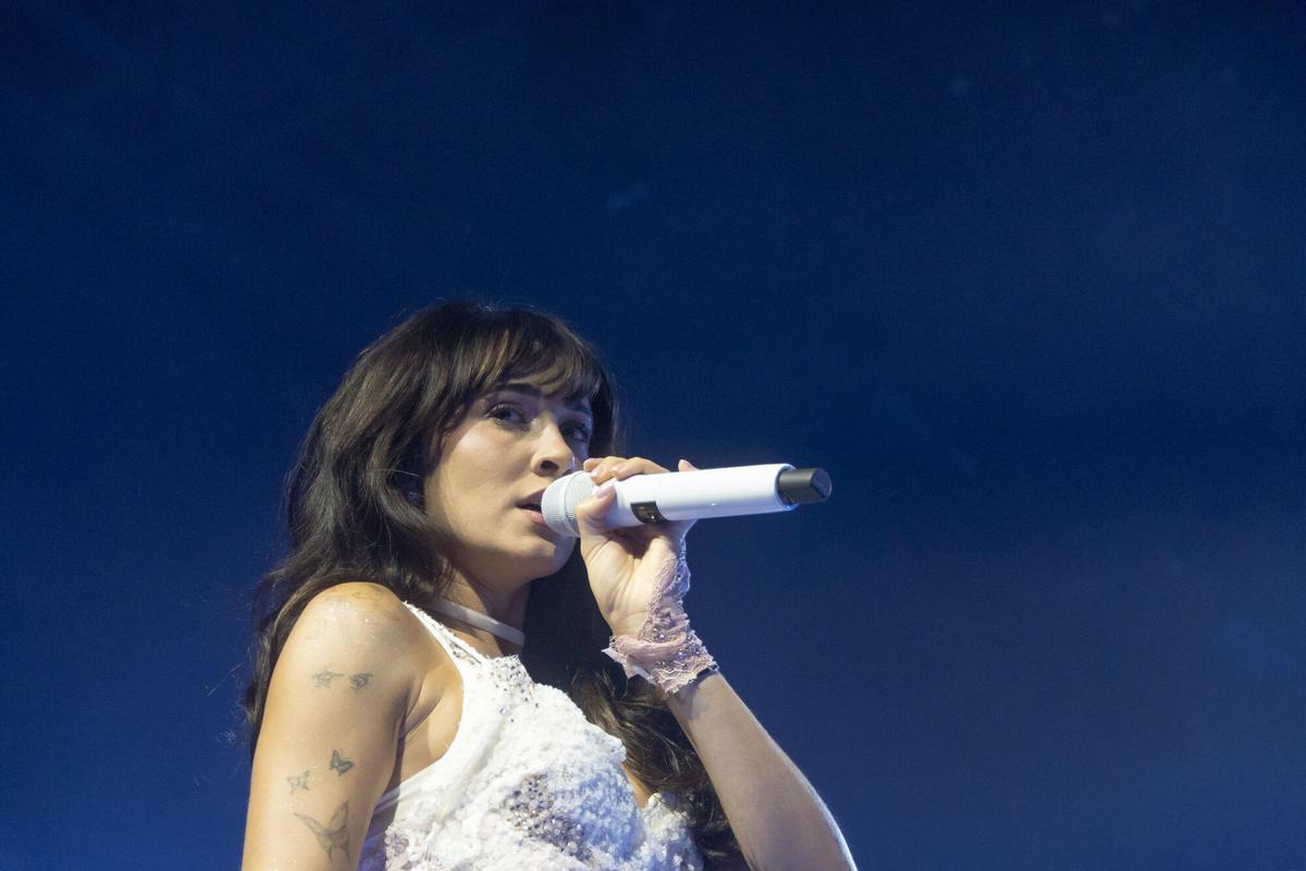 Aitana dejó entrar a su ‘Cuarto Azul’ a miles de personas que abarrotaron el recinto coruñés para disfrutar de una noche muy especial llena de pancartas y abanicos
