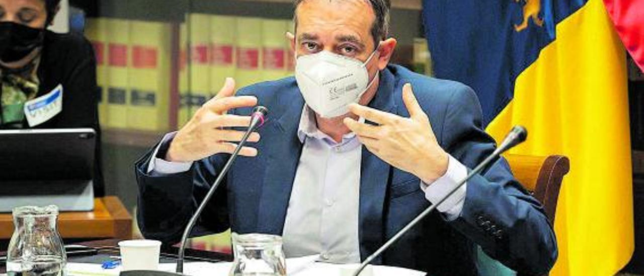 Francisco Moreno ayer en la comisión de control de RTVC en el Parlamento canario. | | MIGUEL BARRETO (EFE)