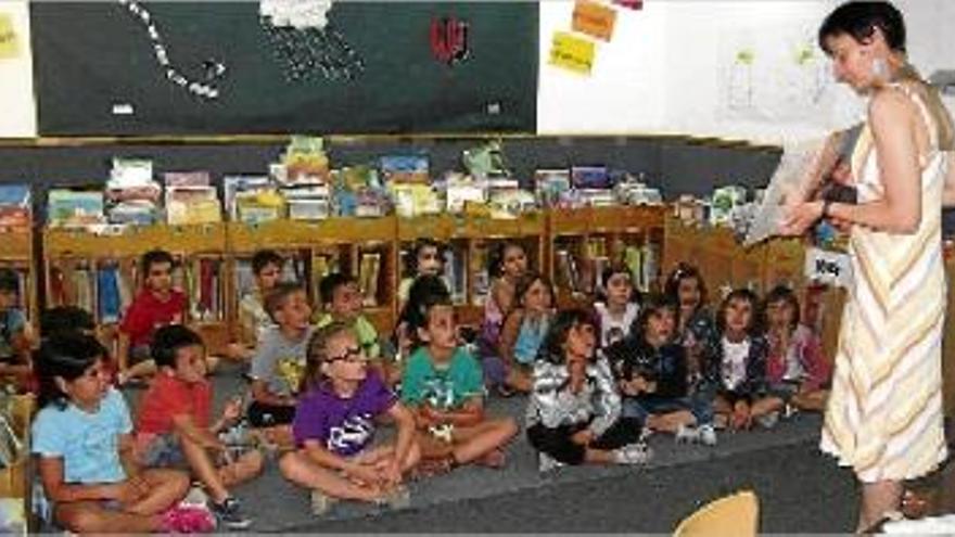 Els nens dels casals d&#039;estiu de la Seu visiten la biblioteca per conèixer-la