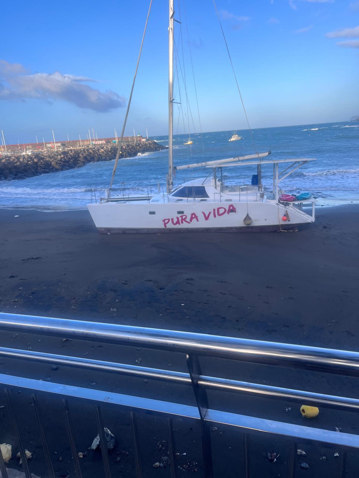 Catamarán arrastrado por el mar hasta la arena en Gran Canaria.