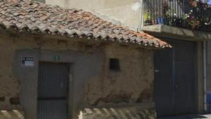 Una casa, con el cartel de se vende, en una imagen de archivo de un pueblo de la provincia.