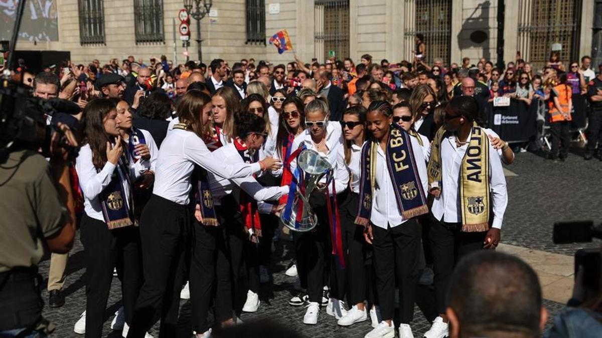 Las jugadoras del Barça, en la plaza Sant Jaume.