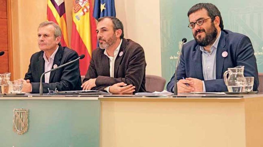 Los consellers Joan Boned (Territorio), Biel Barceló (Turismo) y Vicenç Vidal (Medio Ambiente y Agricultura), ayer.