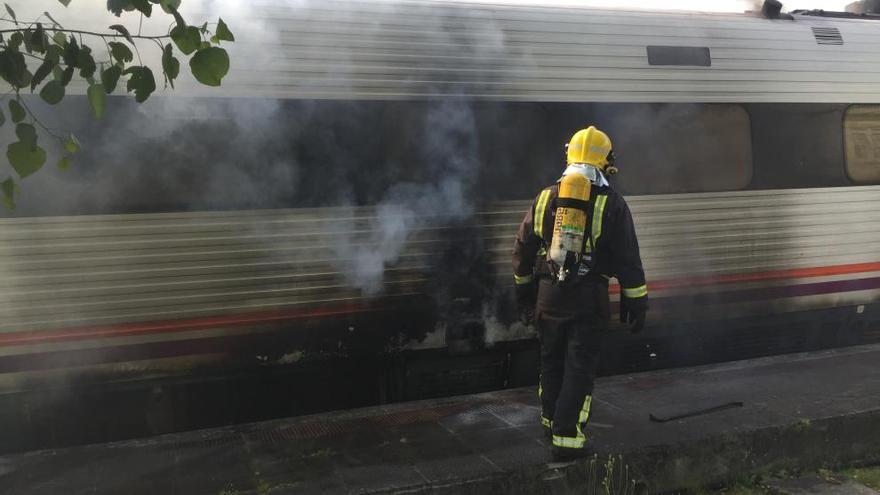 Un bombero, junto al vagón incendiado.