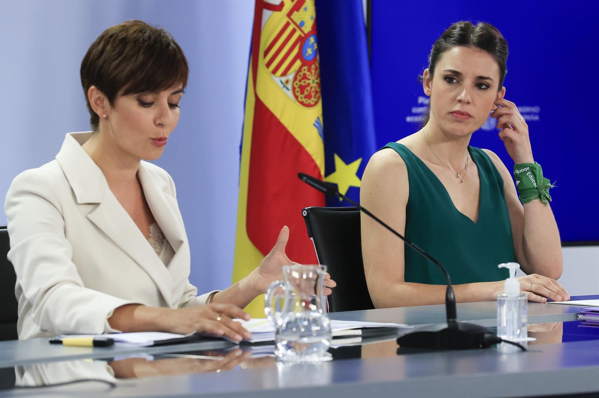 La portavoz del Gobierno, Isabel Rodríguez, y la ministra de Igualdad, Irene Montero, durante la rueda de prensa del Consejo de Ministros en el que se aprobó el anteproyecto de reforma de la ley del aborto.