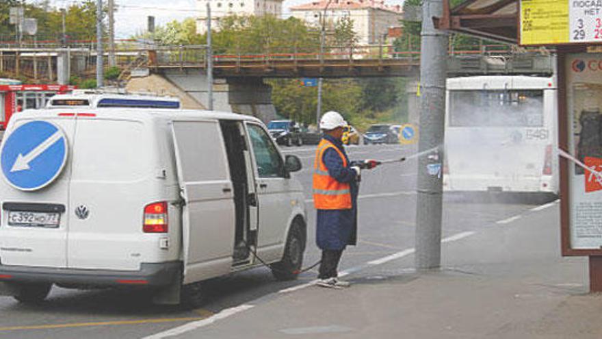 Un operario limpia una calle de Moscú en una imagen de archivo.