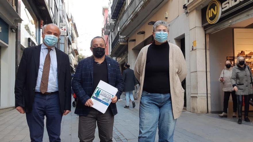 El president de la Cambra de Comerç de Girona, Jaume Fàbrega, el regidor de Promoció, Jesús Quiroga, i la regidora de Comerç, Ester Marcos.