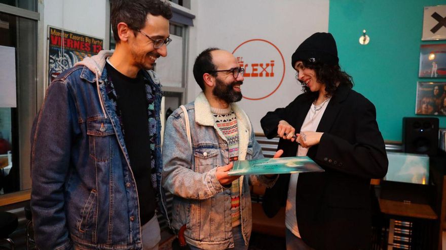 Un momento de la visita de la cantante madrileña al establecimiento vilagarciano. | // I. ABELLA