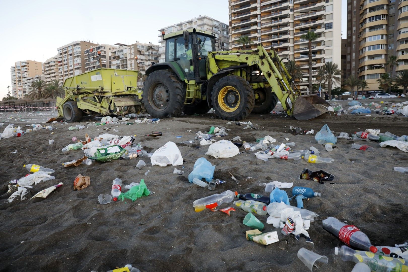 Limpieza en las playas de Málaga tras la noche de San Juan