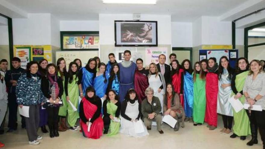 Alumnos y docentes del &quot;Montserrat Roig&quot; que participaron ayer en la lectura y escenificación.