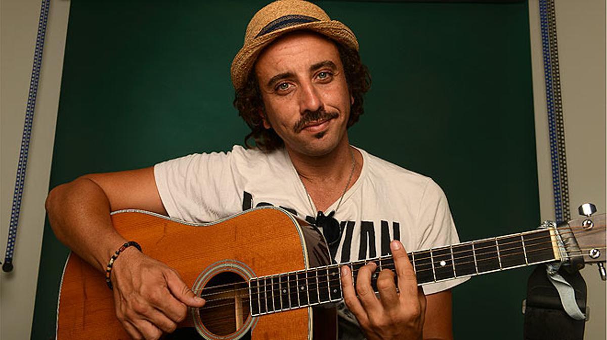 Lucas Masciano interpreta en acústic la cançó ’Alta tensión’.