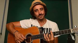 Lucas Masciano interpreta en acústic la cançó ’Alta tensión’.