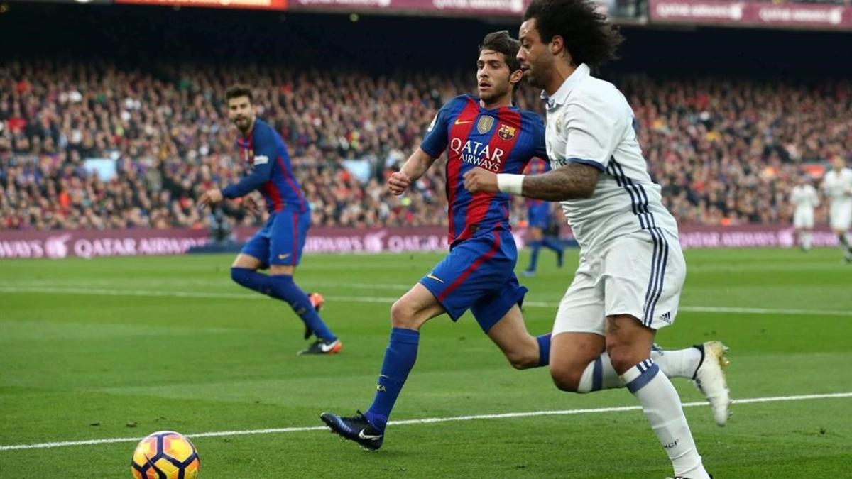 Sergi Roberto persigue a Marcelo en el clásico del Camp Nou.