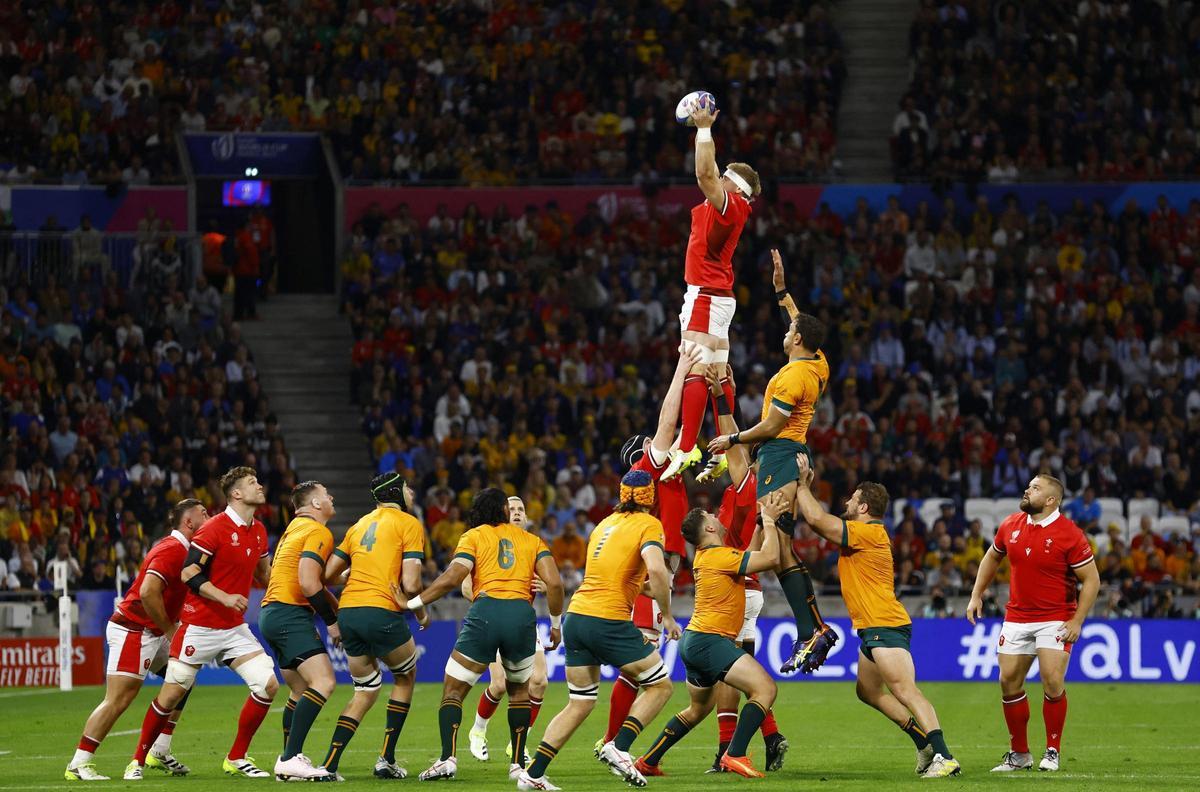 Gales gana una touch ante Australia en el mundial de rugby