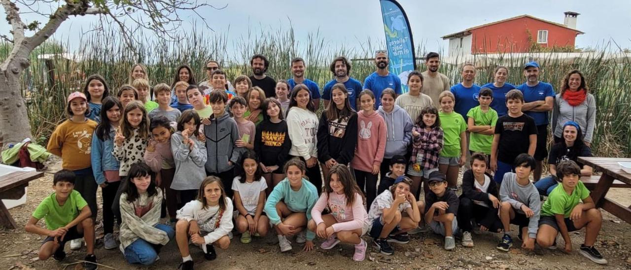 Alumnat que va participar en la solta de les tortugues al Parc Natural de l’Albufera