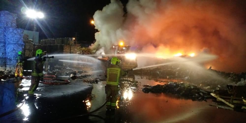 El fuego está localizado en el exterior del recinto donde se están quemando balas de cartón