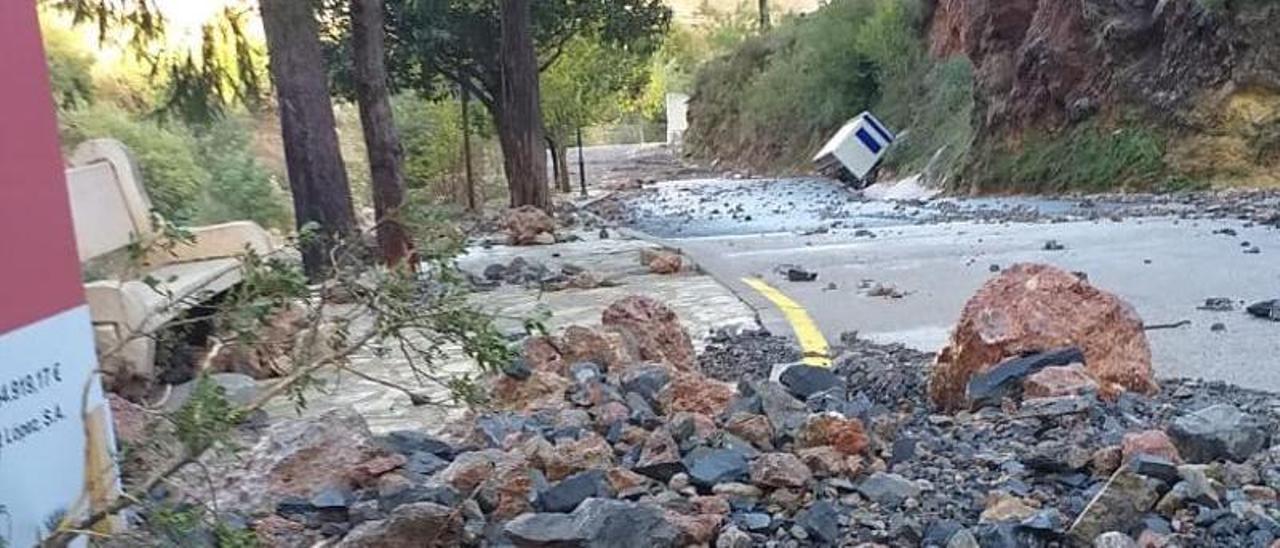 Al desbordarse el barranco arrastra rocas y piedras a la carretera dejándola intransitable e incomunicando el pueblo.