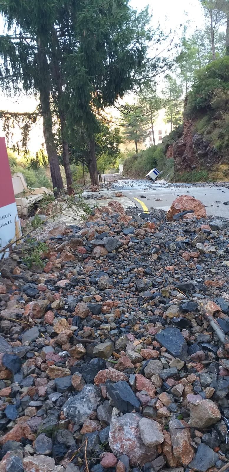 Al desbordarse el barranco arrastra rocas y piedras a la carretera dejándola intransitable e incomunicando el pueblo.