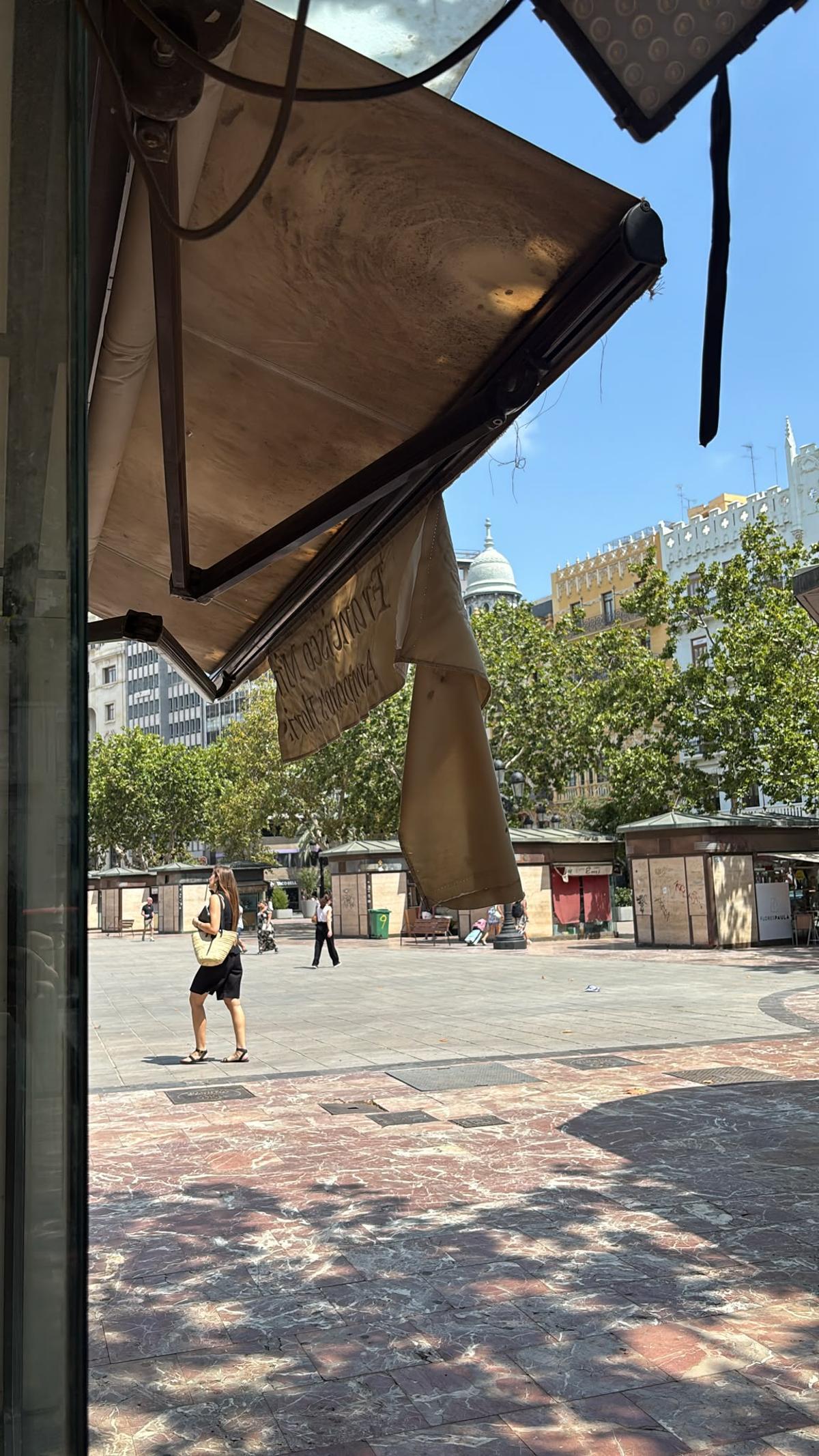 Uno de los toldos de los puestos de la plaza del ayuntamiento, con el toldo roto desd ele día 20