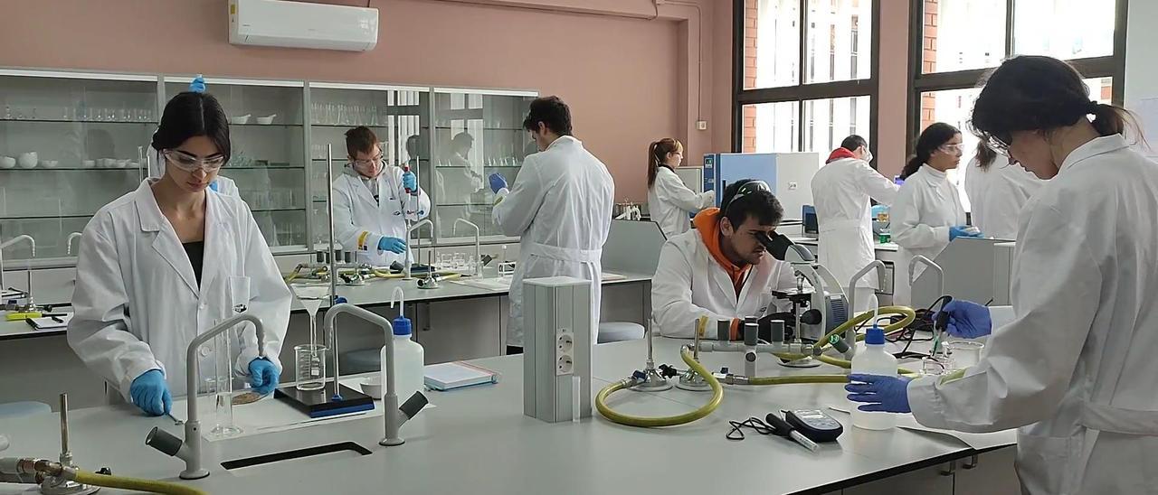 Alumnes del cicle formatiu d'Operacions de laboratori de l'institut Castellet de Sant Vicenç
