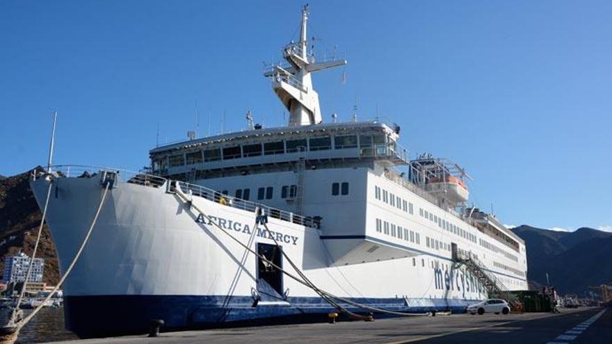 El barco hospital más grande del mundo recala en Santa Cruz