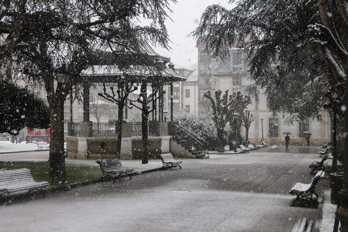 EN IMÁGENES: La borrasca Juliette lleva la nieve casi hasta la costa en Asturias