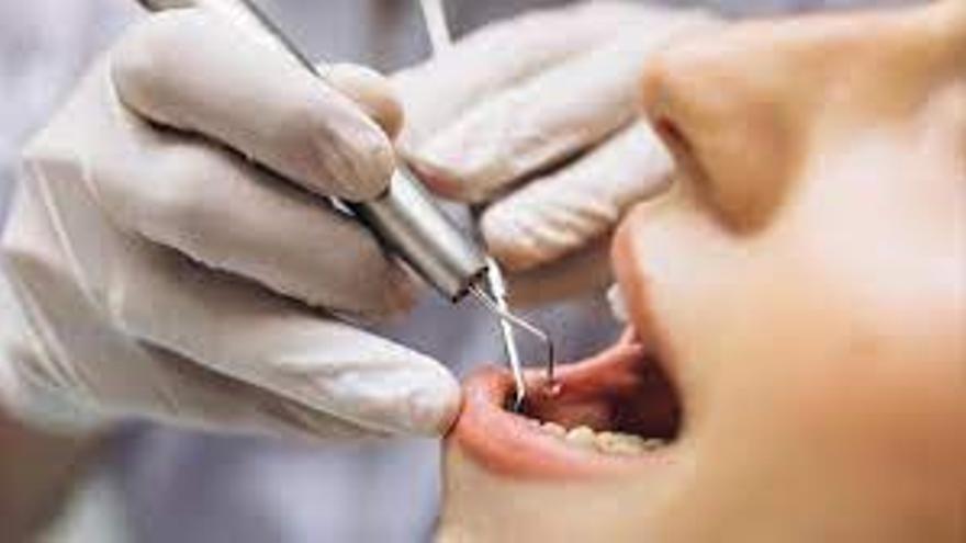 Cuatro investigados en Tenerife por ejercer como dentistas sin tener la titulación