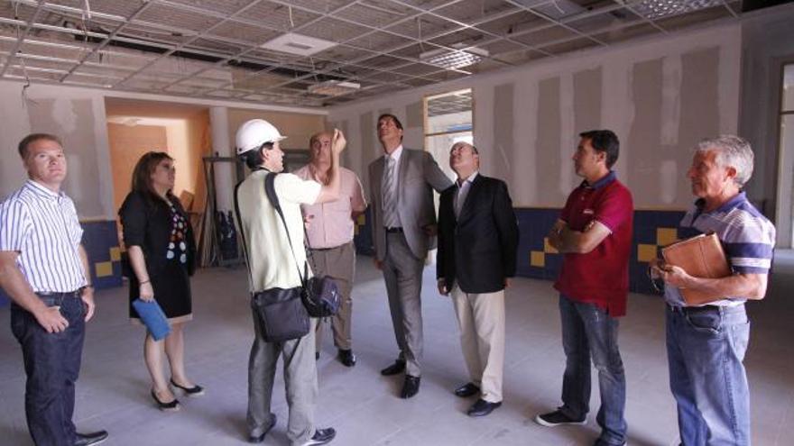 Un trabajador remata una de las aulas de la nueva parte del edificio.