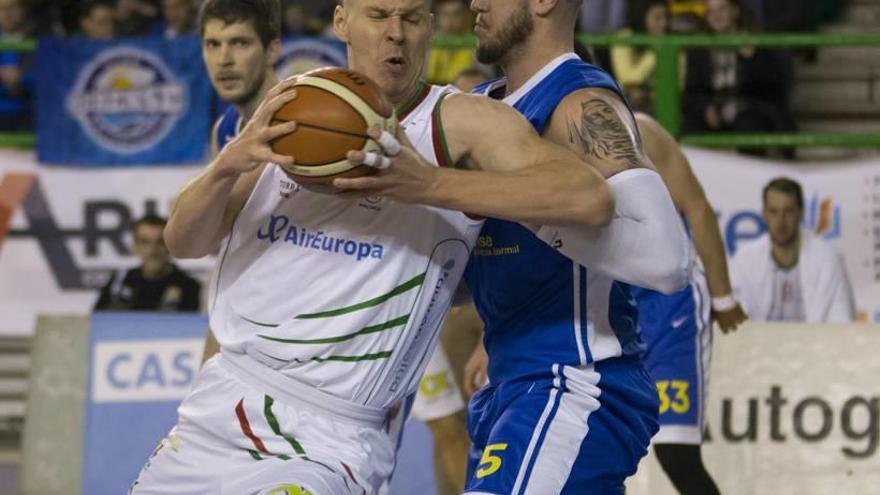 Grabauskas, quien anotó 18 puntos en Ourense, defiende una posesión en el partido de ayer.