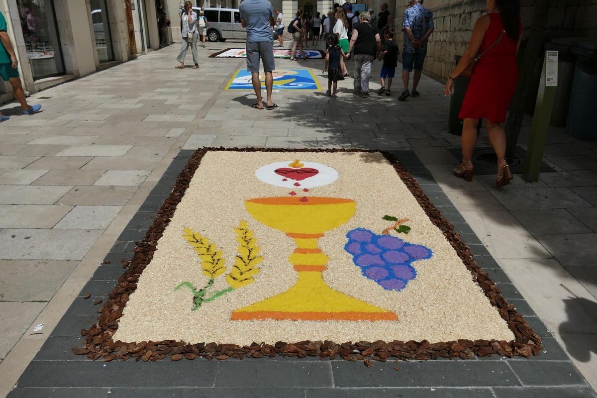 Les catifes de Corpus omplen de color l'entorn de Sant Pere de Figueres