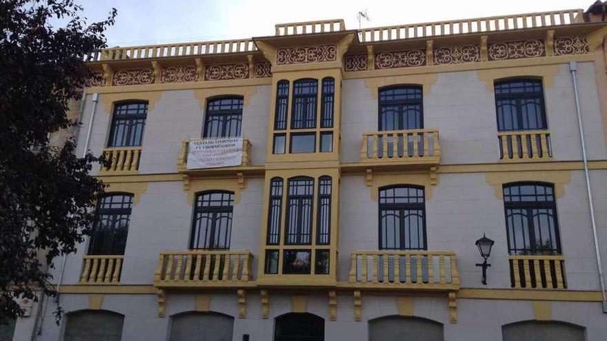 Un edificio de la ciudad con varios pisos en venta.