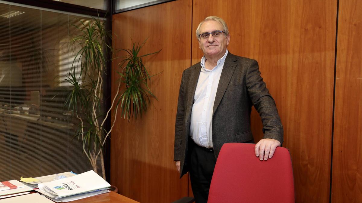 Ramón García Cañal en su despacho en Emulsa.