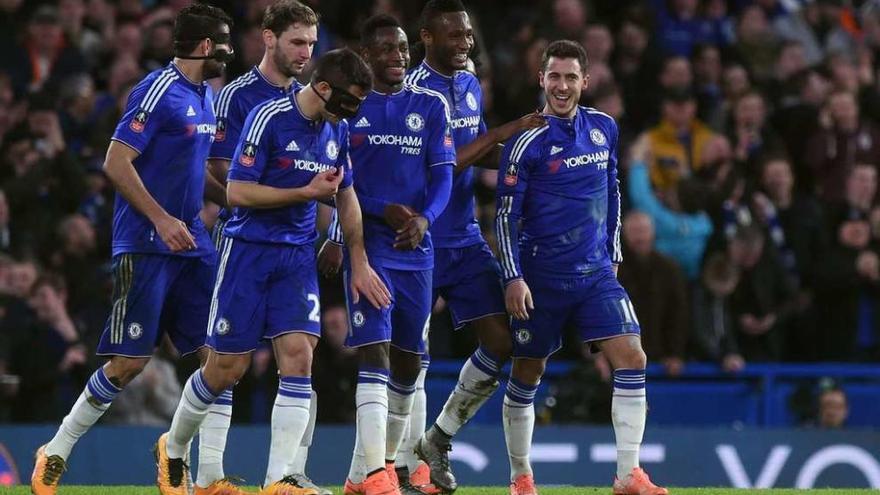 Eden Hazard es felicitado por sus compañeros de equipo tras anotar su gol al Manchester City en Stanford Bridge. // Reuters