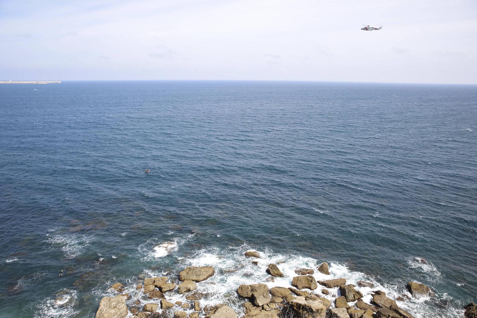 En imágenes: Así fueron las labores de desactivación de tres obuses en la costa de Gijón