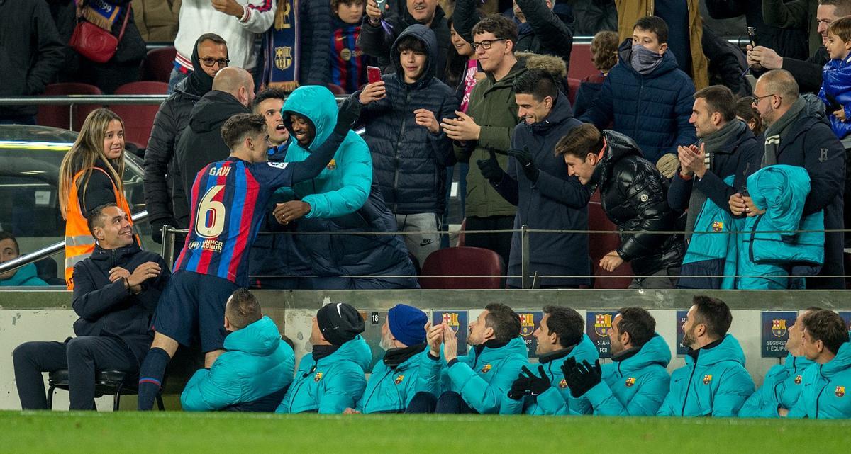 Gavi festeja su gol, que era el 2-0 al Sevilla en el Camp Nou, con Dembélé.